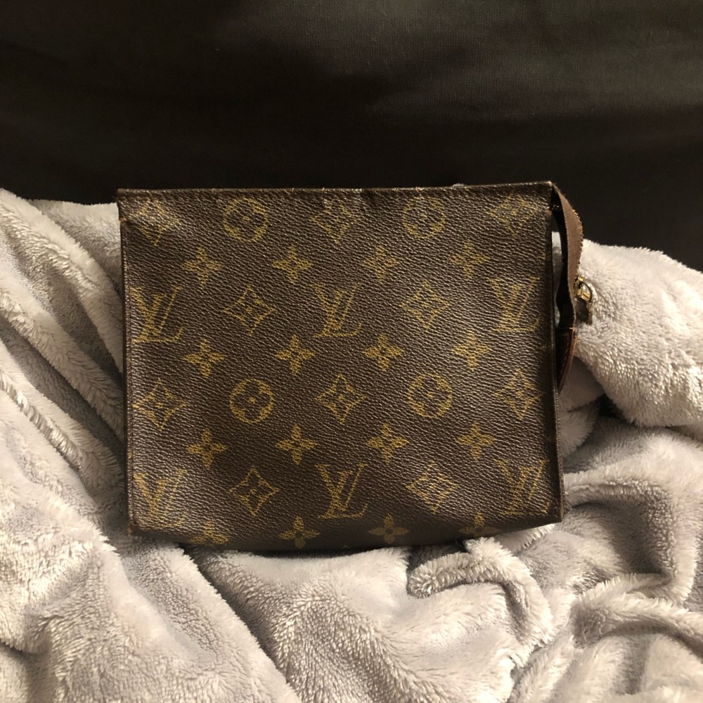 Authentic Vintage LV Toiletry 19